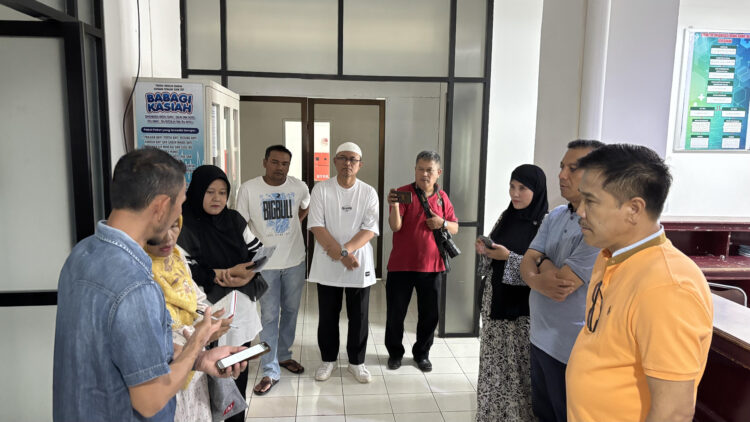 Wakil Wali Kota Padang Panjang Allex Saputra bersama Ketua Komisi III DPRD Padang Panjang Mahdelmi, Sekda Padang Panjang Sonny Budaya Putra saat Sidak di RSUD Padang Panjang. APIZ RAJO ALAM