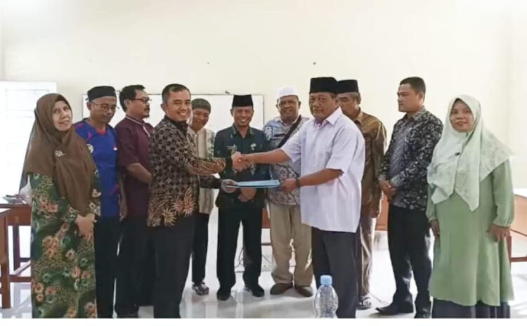 Mustafa Akmal menerima SK Tim Percepatan dan Pembentukan Muhammadiyah Boarding School lima kaum didampingi pengurus lainnya dari Sekretaris PDM Muhammadiyah Deri Rizal SHi MH. Rezky