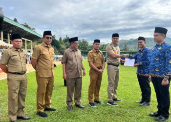 Bupati Sijunjung Serahkan 1.091 SK CPNS Formasi Tahun 2024