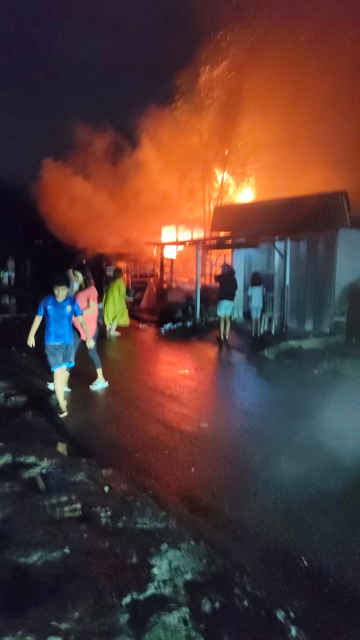 Sebuah rumah sekaligus toko pancingan di Jalan Makasar No. 35, RT 003 RW 003, Kelurahan Gates Nan XX, Kecamatan Lubuk Begalung, Kota Padang, dilalap si jago merah. IST