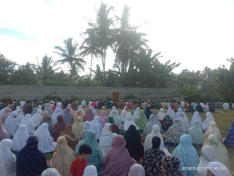 Warga Nagari Batu Balang menggelar salat Istisqa di Lapangan Porseta III Alua, Senin (7/7) sore. IST