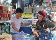 Toko Seragam Sekolah Ramai Dijubeli Pembeli Jelang Tahun Ajaran Baru