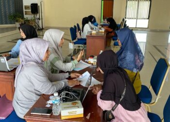 Wawako Allex Tinjau Distribusi Bantuan Perlengkapan Sekolah Gratis untuk Siswa Kurang Mampu