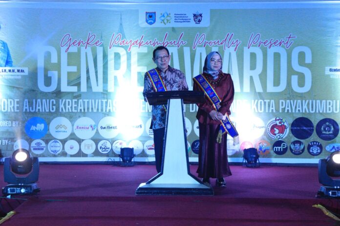 Wali Kota Payakumbuh Zulmaeta bersama Ketua TP-PKK Kota Payakumbuh Eni Muis Zulmaeta resmi dikukuhkan sebagai Ayah dan Bunda Generasi Berencana (GenRe) Kota Payakumbuh 2025, Senin (30/6).IST
