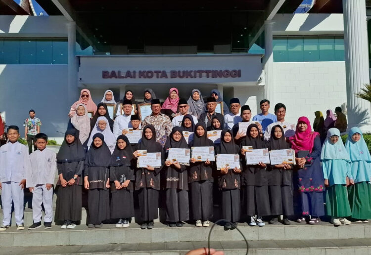 Wali Kota Bukittinggi Ramlan Nurmatias dan Direktur Utama PT BPRS Jam Gadang Feri Irawan, usai peluncuran tabungan haji pelajar di halaman Balaikota baru-baru ini. GATOT