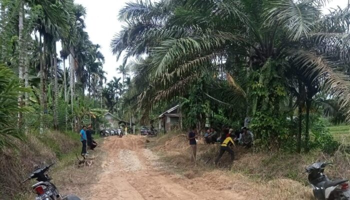 Warga Palembayan Goro Perbaiki Jalan Rusak Demi Kelancaran Akses