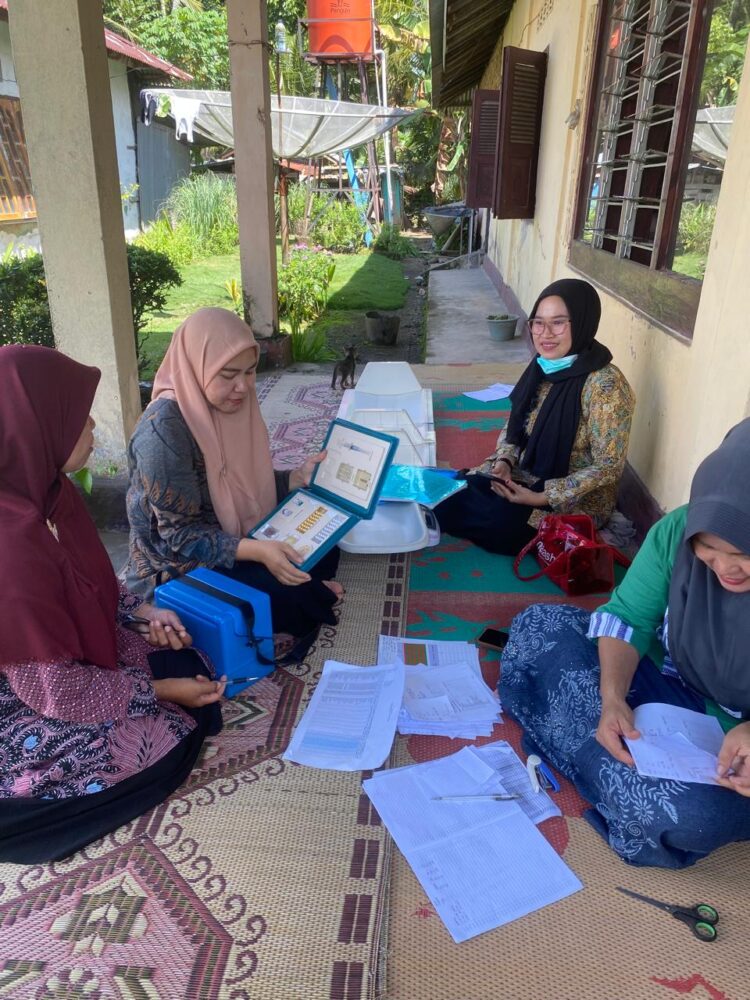 Bidan Desa Kecamatan Enam Lingkung Efriwazrita saat pembinaan kader Posyandu di Parit Malintang, Kamis (3/7). IST