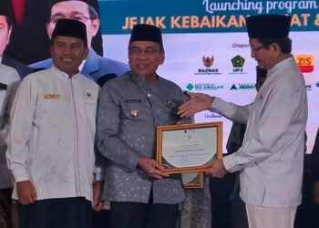 Diserahkan Menag kepada Wawako, Padang Terima Penghargaan Kota Wakaf 
