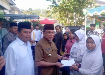Penyerahan Bantuan, Wawako Padang : Siswa Penerima Kelak Mesti Bisa Berzakat
