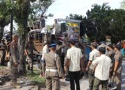 Satpol PP Padang Tertibkan Lapak Pedagang Liar di Kawasan Jalan Adinegoro Tabing