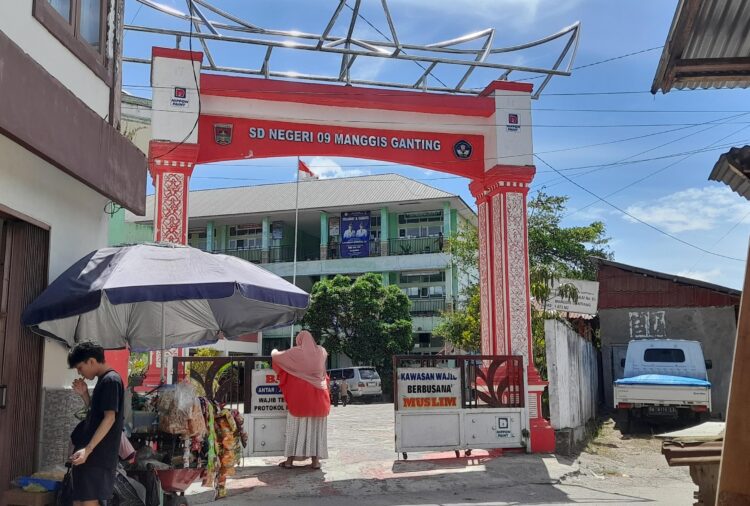 Terlihat gedung SDN 09 Manggis Ganting yang berwarna warni. Wako Bukittinggi meminta seluruh gedung SD dan SMP negeri harus berwarna putih. YURSIL