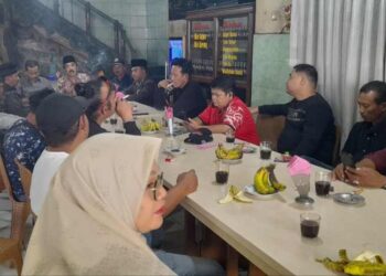 GELAR PERTEMUAN – Aliansi Anak Nagari Kurai Limo Jorong menggelar pertemuan yang dipimpin Taufik Dt. Nan Laweh di Bukittinggi, Jumat (11/7/2025). (Foto: Yursil)
