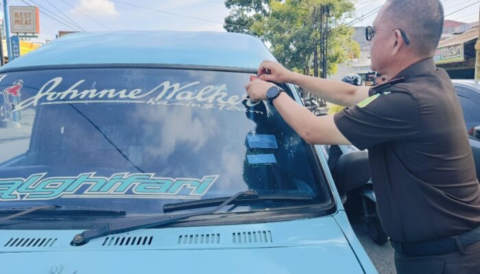 Peringati HBA, Kejari Padang Kampanye Anti Korupsi dengan Bagikan Stiker dan Bunga