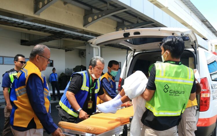 Petugas haji tengah menaikkan satu orang jemaah haji Debarkasi Padang ke dalam mobil ambulans usai mendarat di BIM untuk dirujuk ke RSUP M. Djamil, Senin (30/6). IST