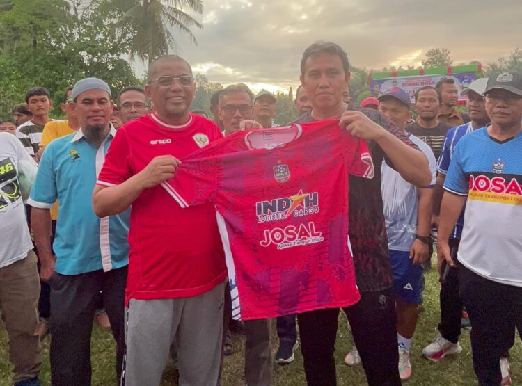 Legenda sepakbola Indonesia, Bima Sakti, mengunjungi Josal FC, klub muda asal Padang Pariaman yang tengah naik daun. IST