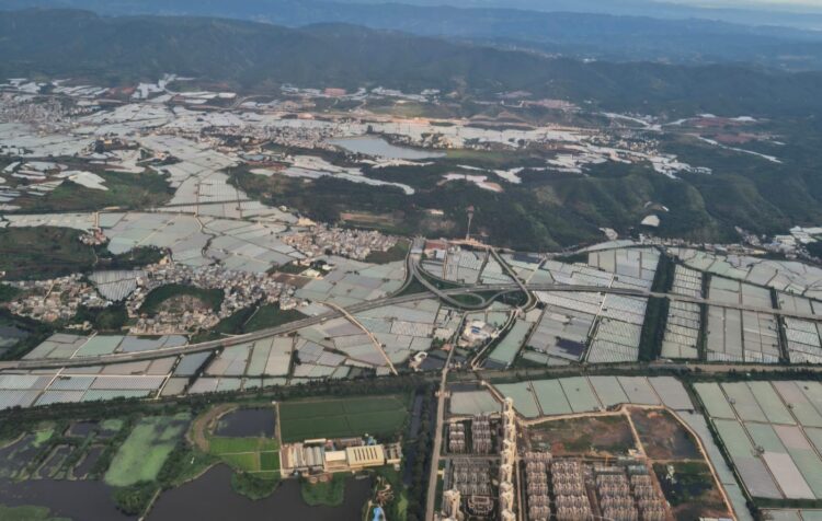 Kawasan  pertanian di Yunnan, di sekitar Kota Kunming, dominan berupa green house, dipotret dari udara. HASRIL CHANIAGO