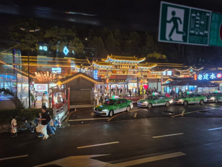 Kawasan Kota Tua Lijiang di waktu malam. Pengunjung tak perlu khawatir ada maling atau pencopet di tempat-tempat umum. HASRIL CHANIAGO