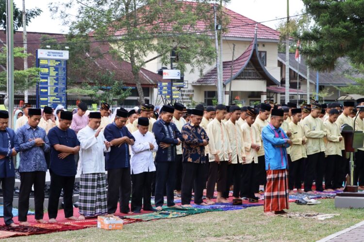 Salat Istisqa di lapangan MAN 2 Bukittinggi, Jumat (25/7).Ist
