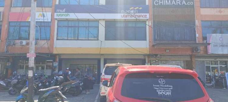 Salah seorang nasabah kecewa dengan sistem pelayanan MUF. Sejumlah barang-barang hilang dalam mobil saat dilakukan penarikan. Ramadhana.