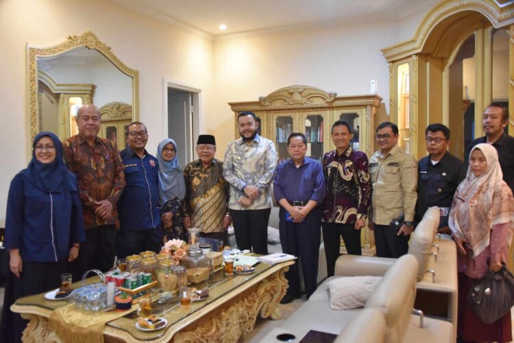 Wali Kota Padang Fadly Amran saat menyambut tim dari UNES. IST