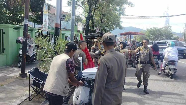 Satuan Polisi Pamong Praja (satpol PP) Kota Padang melakukan penertiban terhadap Pedagang Kaki Lima (PKL) yang berjualan di badan jalan dan trotoar di kawasan Kecamatan Padang Timur. IST