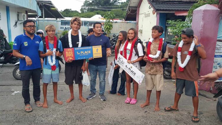 Kandidat Calon Ketua Umum (Caketum) KONI Sumbar, Tommy Irawan Sandra membuat kejutan dengan menyambut Juara Dunia dari ajang turnamen World Surfing League (WSL) bertajuk Nias Pro QS 6000 kategori Mens Shortboard, Dylan Wilcoxen, Sabtu (5/7) di Pelabuhan Muaro, Padang.Dana