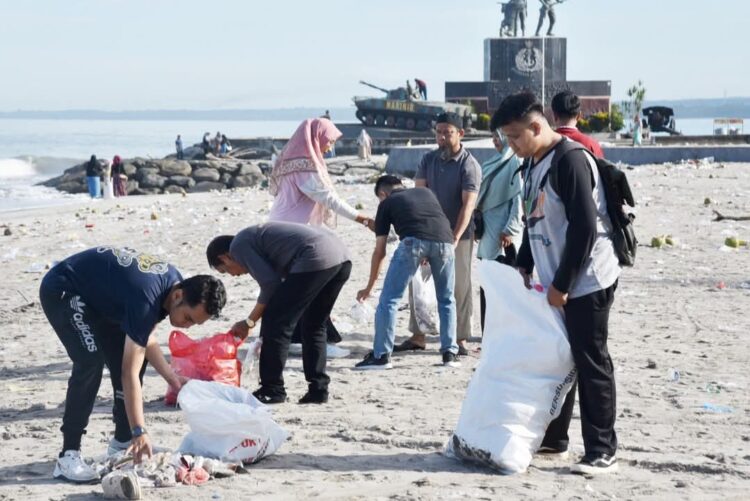 ASN dan pegawai Pemko Pariaman aksi bersih-bersih sampah di Pantai Gandoriah. IST