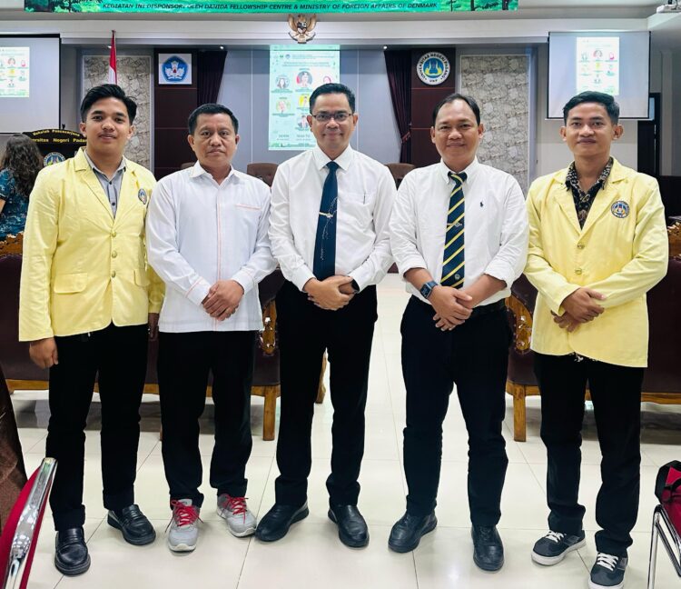 Rektor Universitas Negeri Padang (UNP), Krismadinata, S.T., M.T., Ph.D., menggelar pertemuan khusus dengan mahasiswa peserta Kuliah Kerja Nyata (KKN) Kebangsaan XIII tahun 2025 sekaligus melepas secara resmi keberangkatan mereka, Senin (30/6).IST