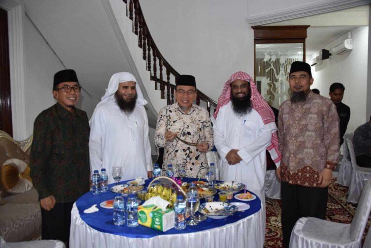 Wakil Wali Kota Padang (Wawako), Maigus Nasir menerima kunjungan Atase Agama Kedutaan Arab Saudi Syeikh Ahmad bin Essa Al Hazimi di Rumah Dinas Wawako Padang pada Sabtu malam (19/7). IST