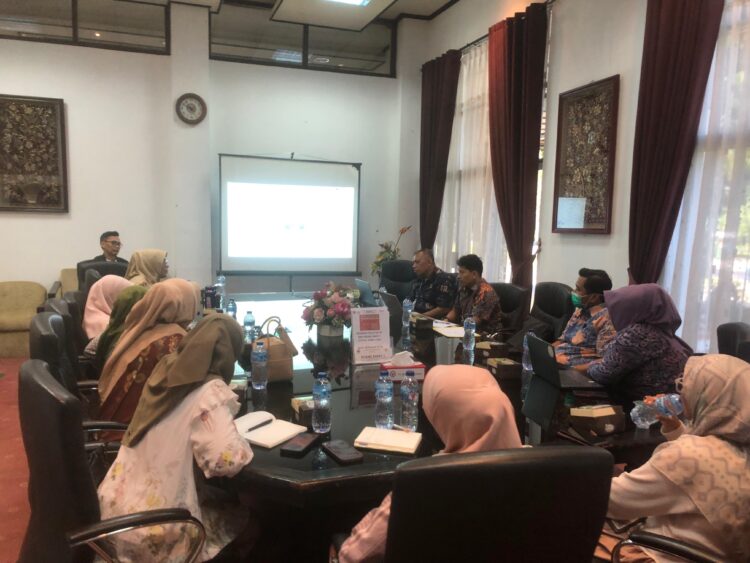 Melalui Rapat Koordinasi (Rakor) yang digelar di lingkungan perusahaan, Semen Padang menggandeng berbagai pihak untuk mengakselerasi Program Gerakan Orangtua Asuh Cegah Stunting (Genting) 2025. IST