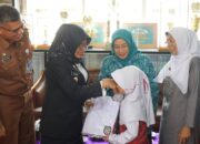 Tinjau Pelaksanaan MPLS, Wabup Dharmasraya Serahkan Bantuan Seragam Sekolah
