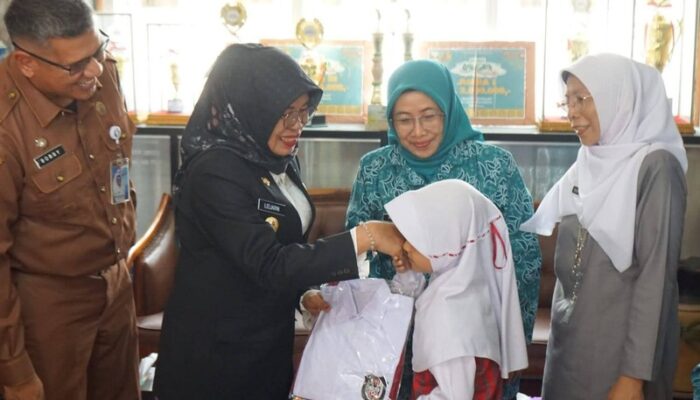 Tinjau Pelaksanaan MPLS, Wabup Dharmasraya Serahkan Bantuan Seragam Sekolah