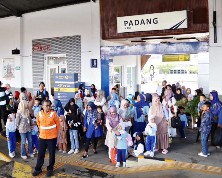 Calon penumpang kereta api tampak memadati Stasiun Padang. IST