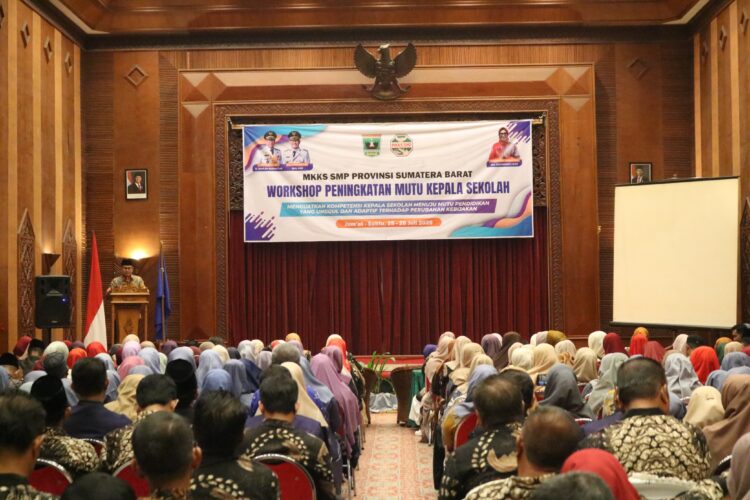 Wakil Wali Kota Bukittinggi Ibnu Asis membuka Workshop Peningkatan Mutu Kepala Sekolah di Hotel Pusako Bukittinggi, Jumat(25/7).Ist