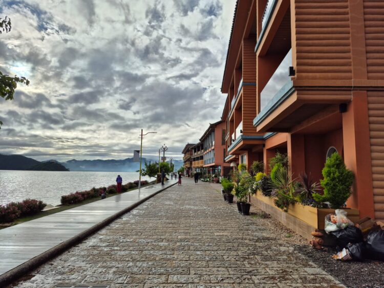 Desa Luoshui di sisi selatan Danau Lugu adalah pusat kehidupan orang Musuo yang paling ramai dan paling banyak penduduknya. Dalam tiga dekade belakangan, desa berpenduduk sekitar 4.000 jiwa itu telah mengalami kemajuan yang pesat berkat keberhasilan mereka menyambut zaman kemajuan dari perkembangan industri pariwisata