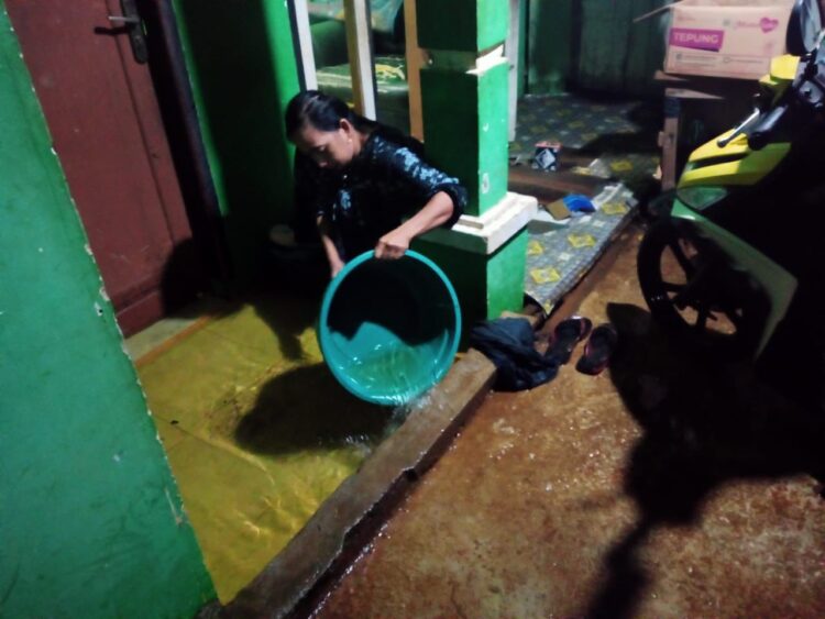 Hujan deras serta angin kencang akibat cuaca ekstrem, sebabkan belasan rumah rusak di Kota Semarang, Senin (28/7).Sumber Foto: BPBD Kota Semarang