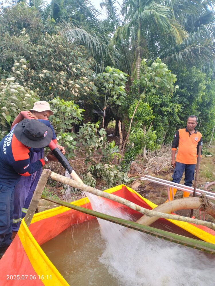 Tim BPBD Kabupaten Aceh Barat melakukan pemadaman di lokasi kebakaran yang terjadi di Kabupaten Aceh Barat, Provinsi Aceh, pada Minggu (6/7). Sumber foto/video: BPBD Kabupaten Aceh Barat.