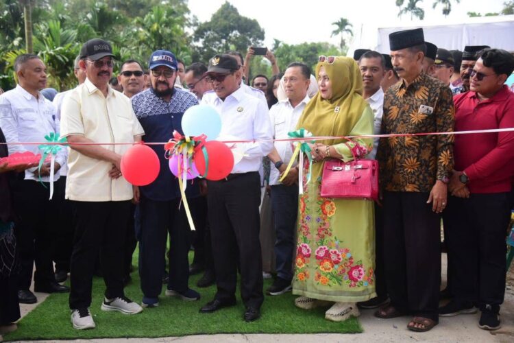 Bupati Padang Pariaman, John Kenedy Azis melakukan pengguntingan pita tanda diresmikannya nama jalan menuju Dama Limpauang dengan nama, Jalan Ismael Wahid. IST