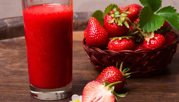 Segelas Jus Stroberi, Enam Manfaat Sehat untuk Tubuh dan Kulit