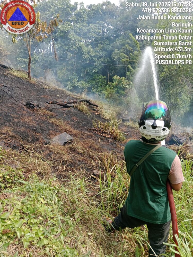 Sejumlah petugas memadamkan api yang membakar lahan di Kecamatan Tanjung Emas, Kabupaten Tanah Datar, pada Sabtu (19/7). Sumber foto: BPBD Kab. Tanah Datar