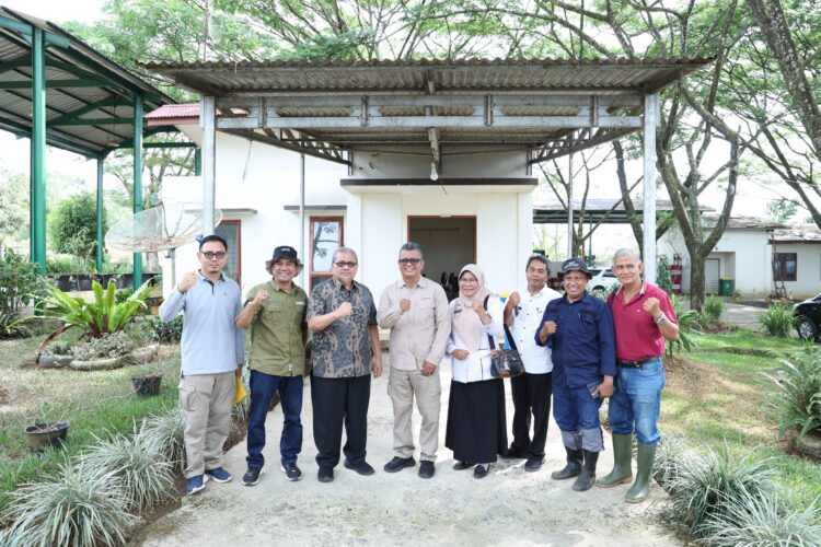 Ketua DPRD Sumbar, Muhidi saat melakukan kunjungan kerja ke Tempat Pembuangan Akhir (TPA) Regional Payakumbuh, Jumat (4/7). IST 