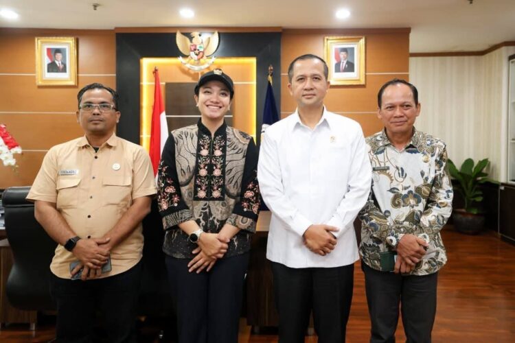 Bupati Dharmasraya Annisa Suci Ramadhani saat berbincang dengan Menteri Transmigrasi di Jakarta.ist