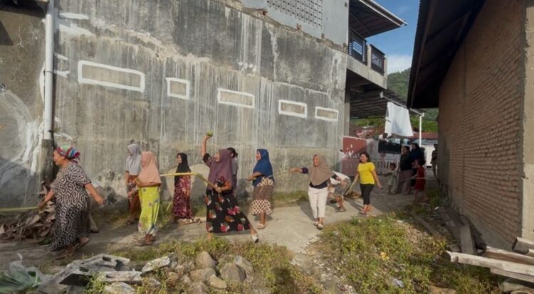 RITUAL BASARANG - Prosesi menyarang dari pihak induak bako kepada keluarga ibu saat tradisi menyambut kelahiran bayi kembar berbeda jenis kalamin. IST