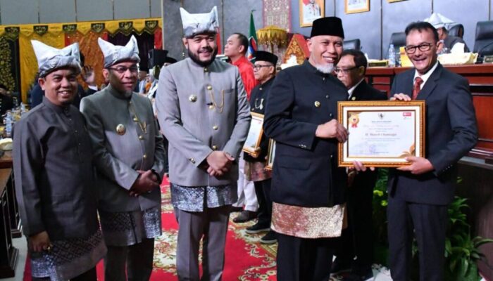 Hasril Chaniago Terima Pin Emas HJK Padang ke-356, Dinobatkan sebagai Tokoh Komunikasi dan TI
