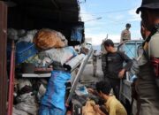 Satpol PP Padang Tertibkan Pelaku Usaha Barang Rongsokan yang Gunakan Trotoar Tanpa Izin