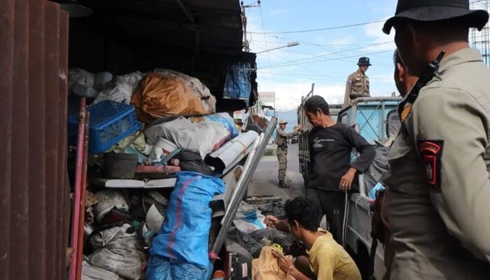 Satpol PP Padang Tertibkan Pelaku Usaha Barang Rongsokan yang Gunakan Trotoar Tanpa Izin