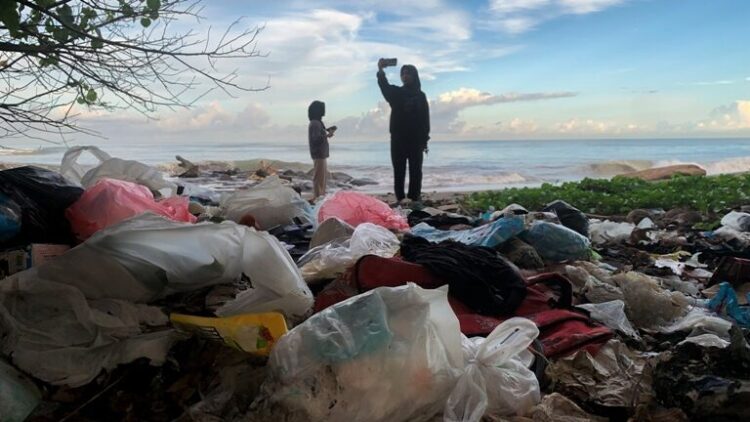 Pengunjung tengah berada di kawasan Pantai Parkit, Kota Padang, Kamis (10/8) lalu. Kawasan pantai tersebut terdapat banyak sampah plastik yang sebagian berasal dari sungai yang ada di sekitar. mg-UNP/ELSHA