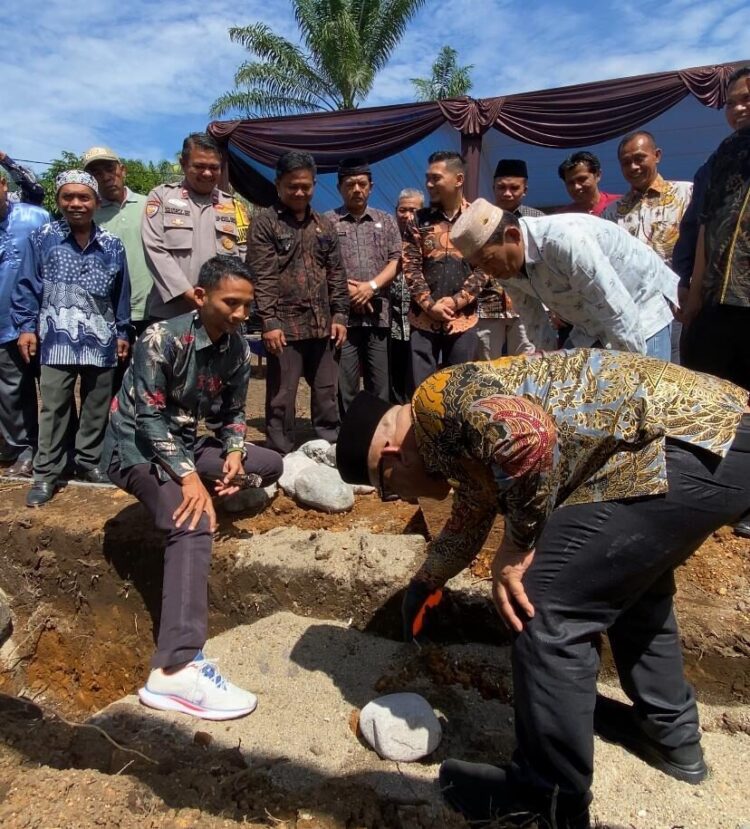 Bupati Yulianto melakukan peletakan batu pertama TPA/MDA Nagari Lembah Binuang. OSNIWATI 