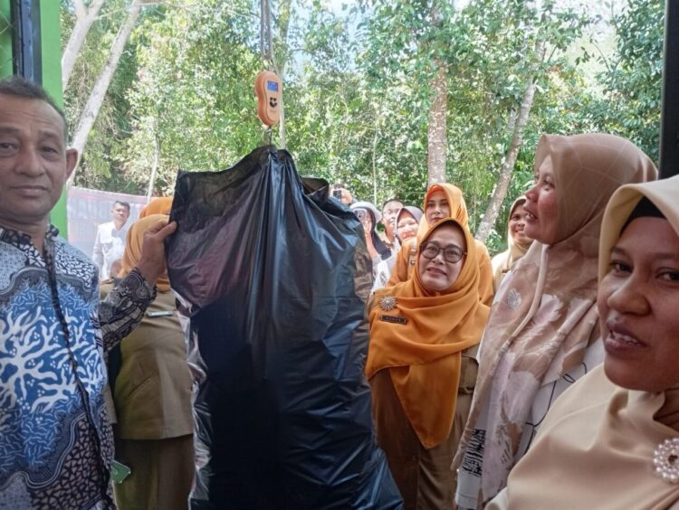 LAKUKAN PENIMBANGAN-- Penimbangan sampah yang dilakukan di Bank Sampah Limo Danau. IST