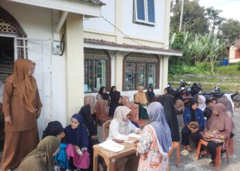 Pemerintah Salurkan Bantuan Pangan Beras Bulog untuk 348 Warga di Nagari Batipuah Ateh